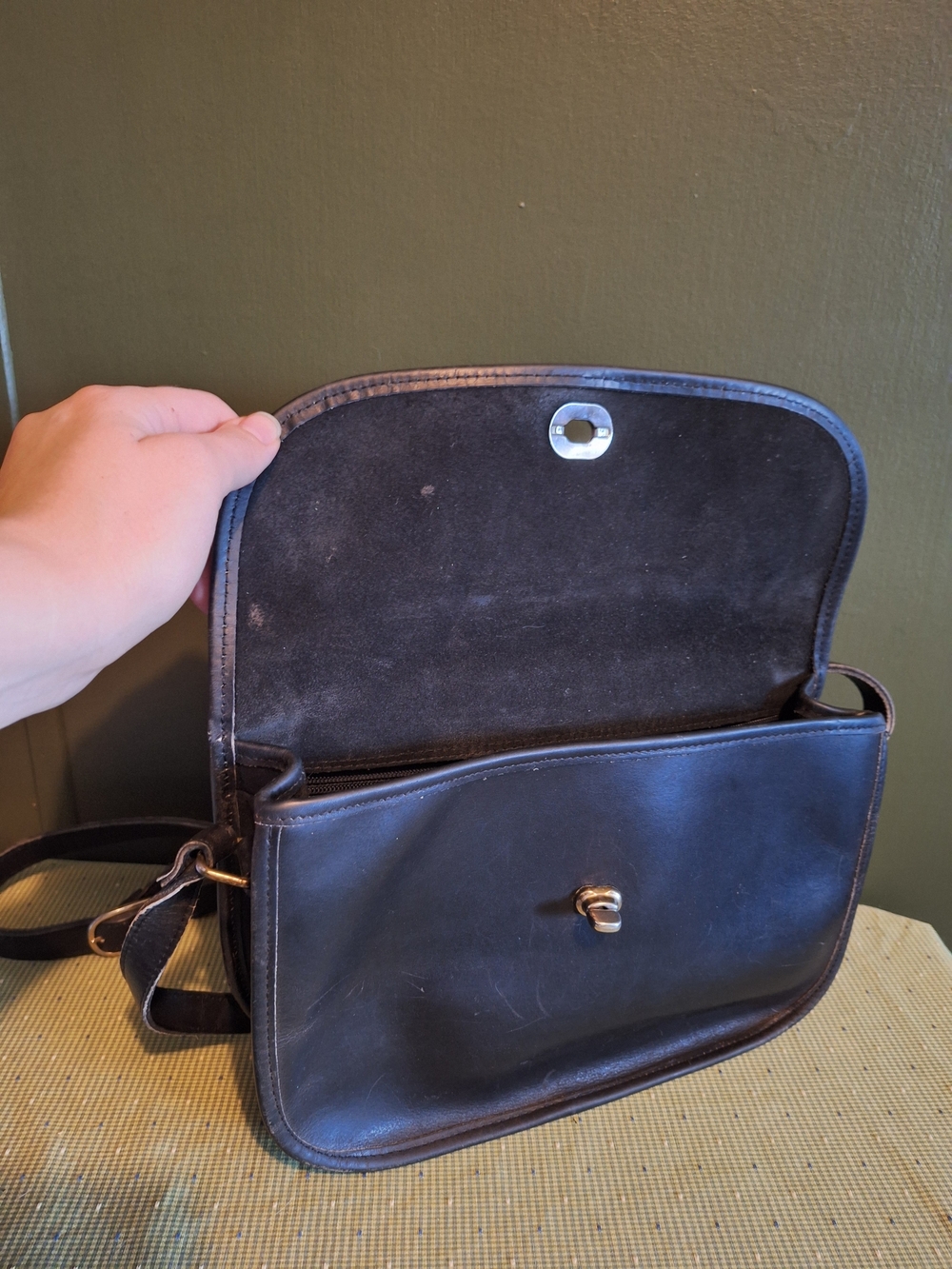 Vintage Leather Crossbody Bag Turn Lock Satchel in Black - Picture 6 of 9